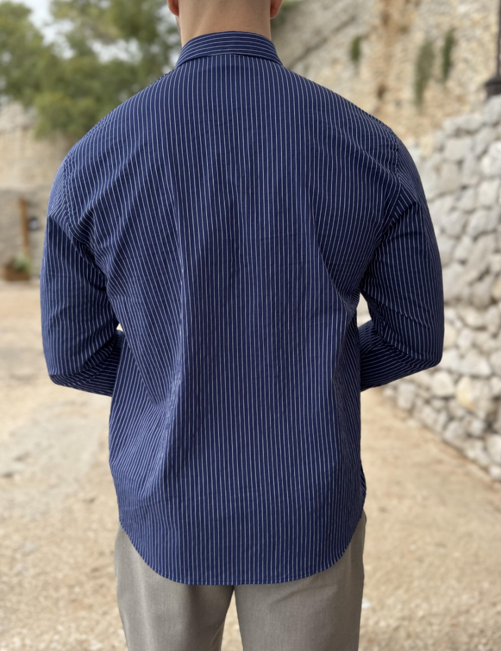 Ανδρικό μακρυμάνικο πουκάμισο με ανάγλυφο σχέδιο στο στήθος.