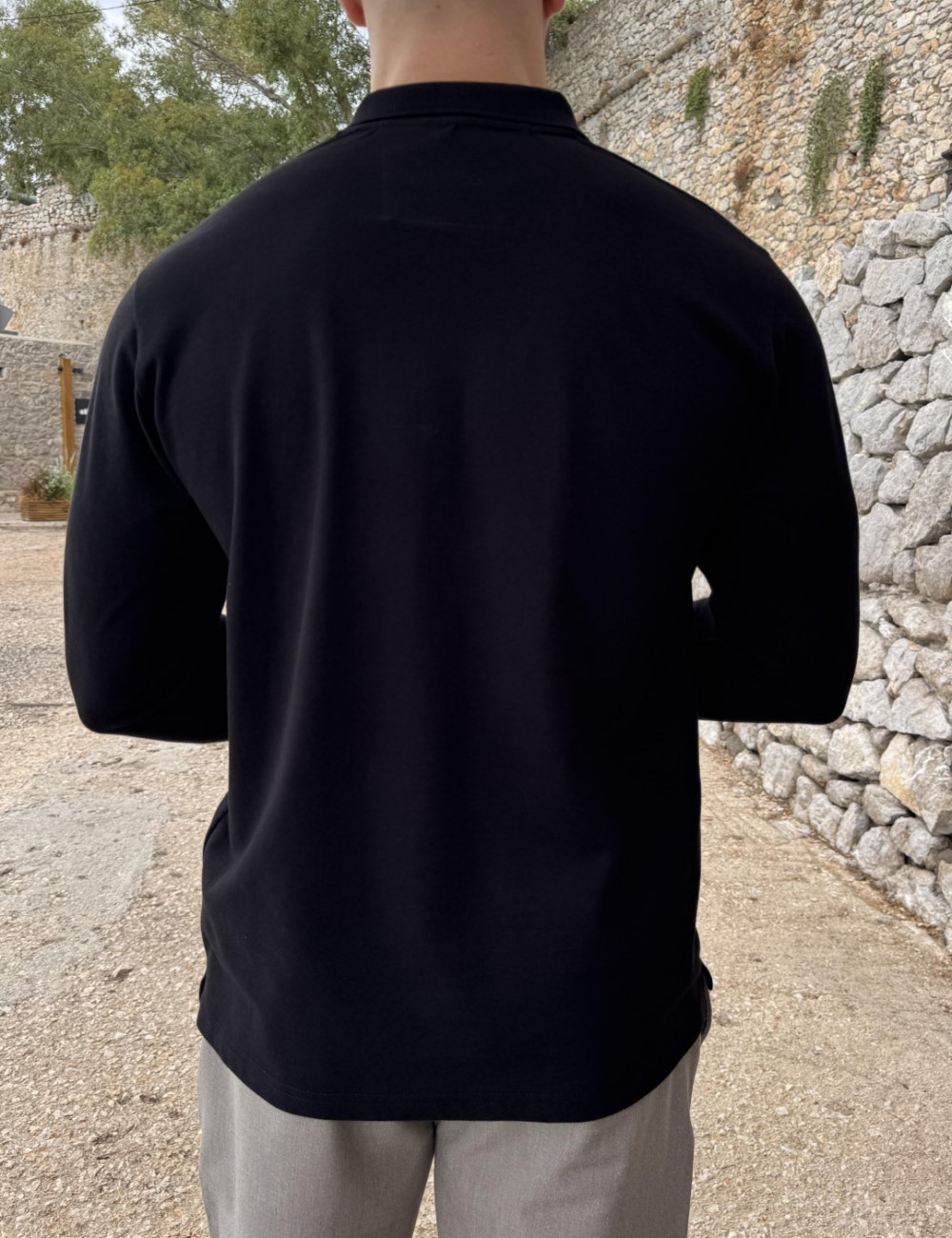 Ανδρική μακρυμάνικη μπλούζα ελληνικής κατασκευής με γιακά.