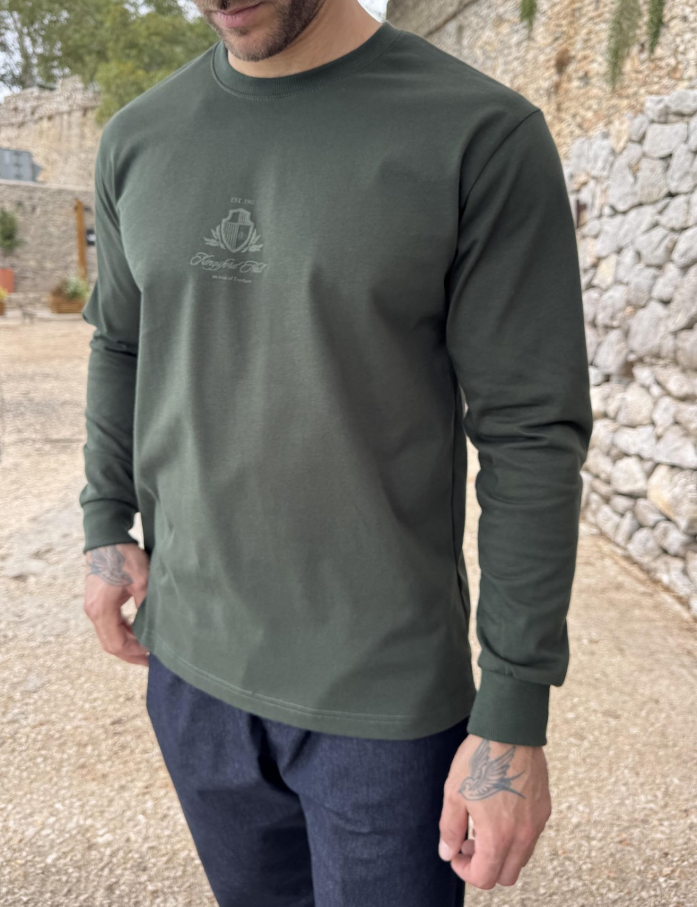 Ανδρική μονόχρωμη μακρυμάνικη μπλούζα.