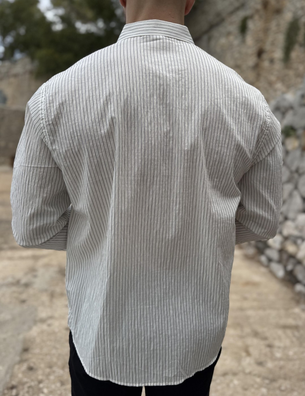 Ανδρικό μακρυμάνικο πουκάμισο με ανάγλυφο σχέδιο στο στήθος.