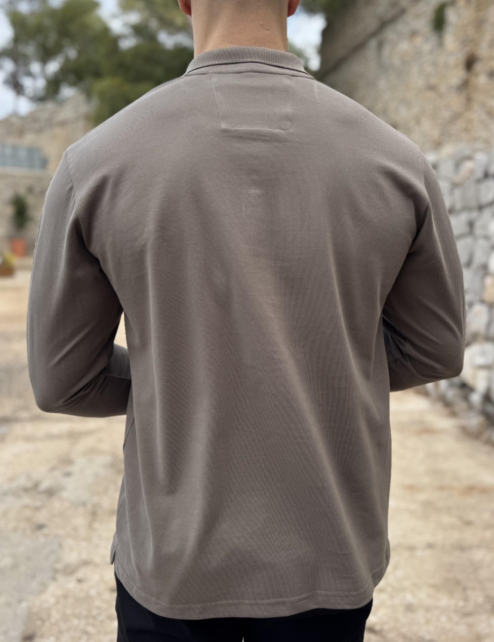 Ανδρική μακρυμάνικη μπλούζα ελληνικής κατασκευής με γιακά.