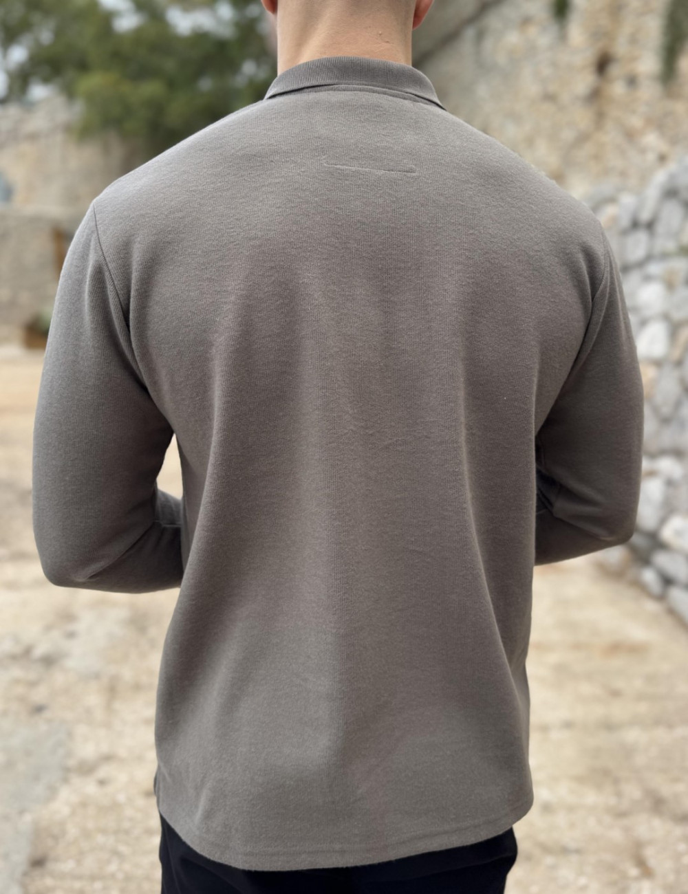 Ανδρική μακρυμάνικη μπλούζα ελληνικής κατασκευής με γιακά.