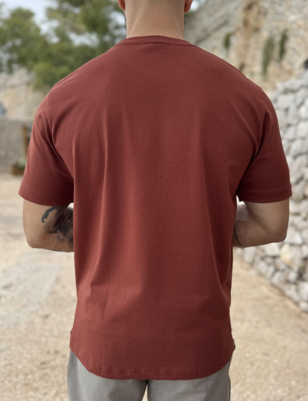 Ανδρικό μονόχρωμο κοντομάνικο μπλουζάκι από βαμβάκι που έχει ανάγλυφο τύπωμα στο στήθος.