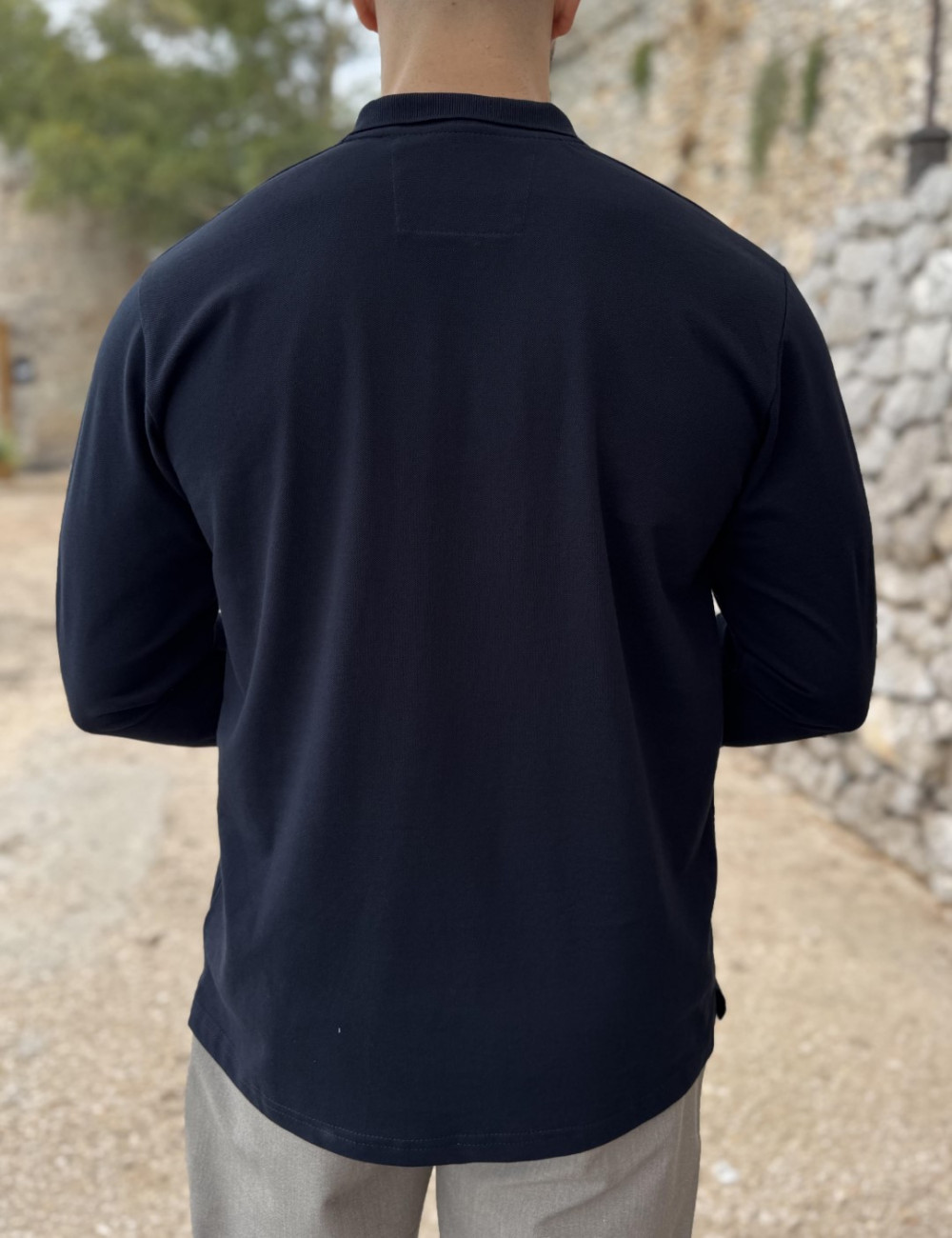 Ανδρική μακρυμάνικη μπλούζα ελληνικής κατασκευής με γιακά.