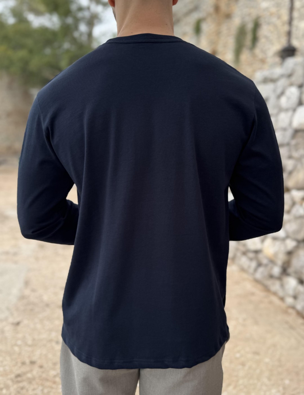 Ανδρική μονόχρωμη μακρυμάνικη μπλούζα.