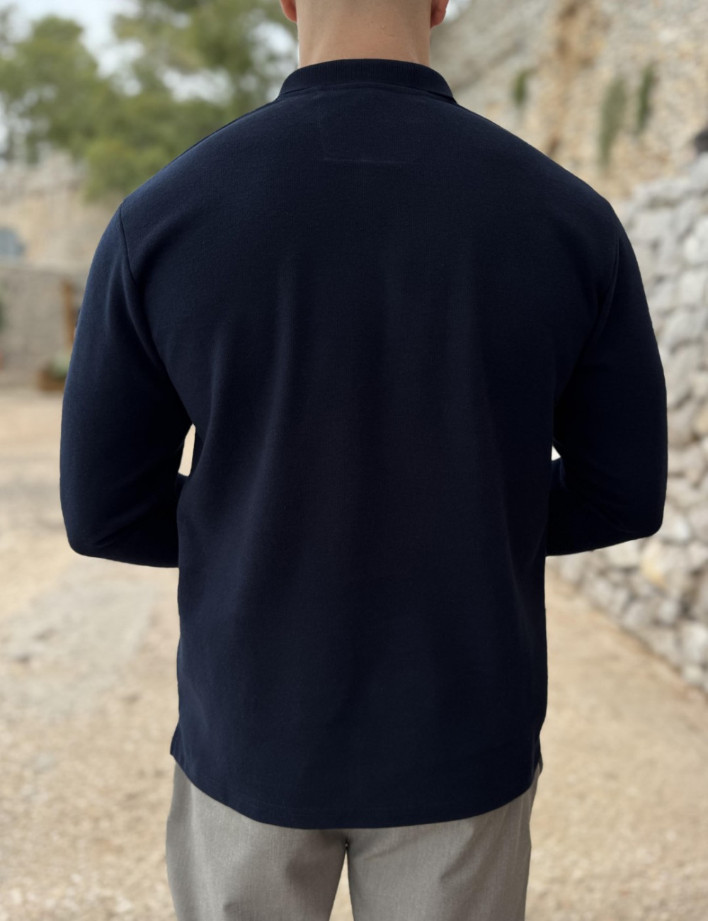 Ανδρική μακρυμάνικη μπλούζα ελληνικής κατασκευής με γιακά.