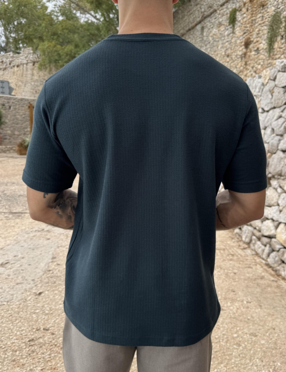 Ανδρική κοντομάνικη μπλούζα της εταιρείας με ανάγλυφο σχέδιο στο στήθος.
