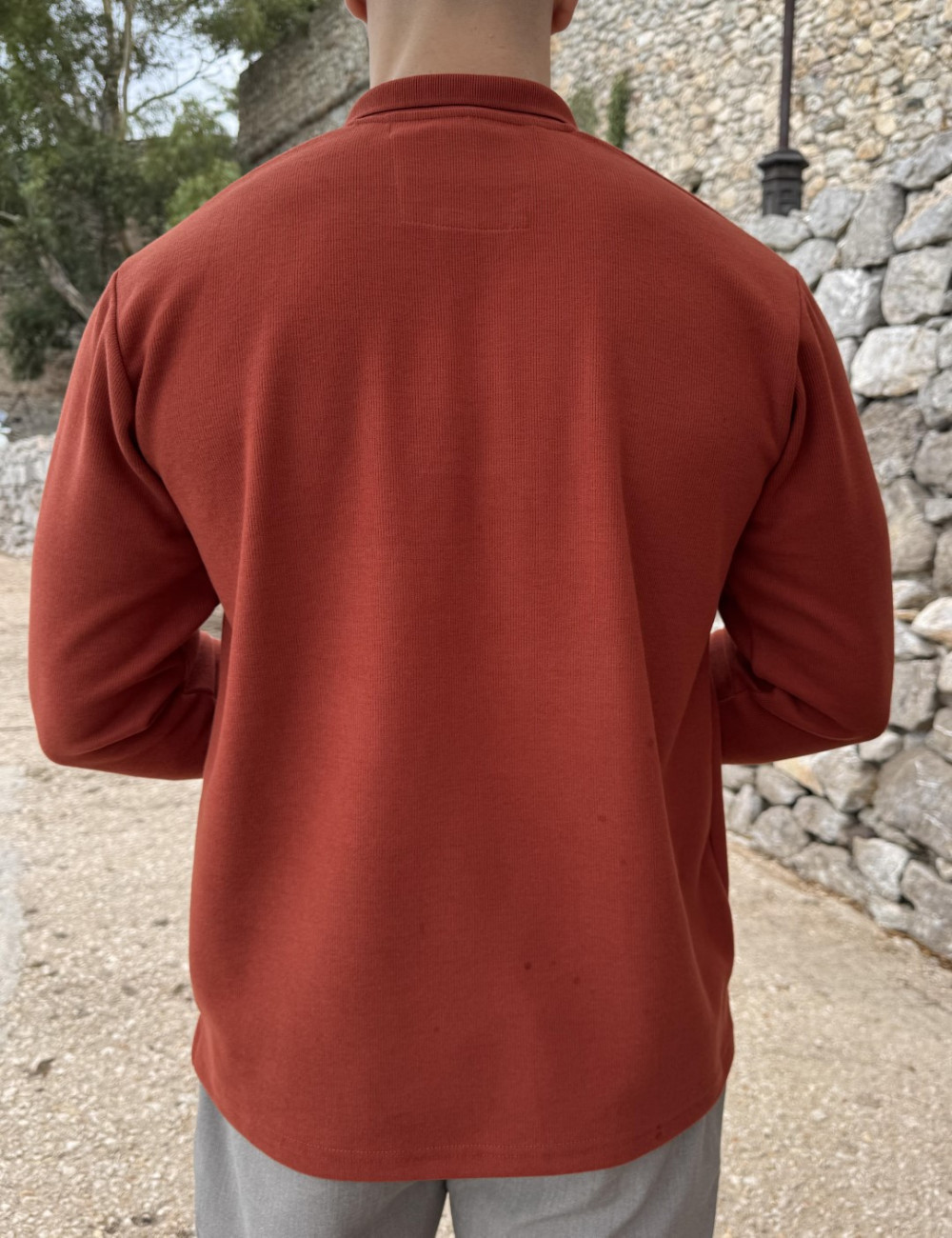 Ανδρική μακρυμάνικη μπλούζα ελληνικής κατασκευής με γιακά.