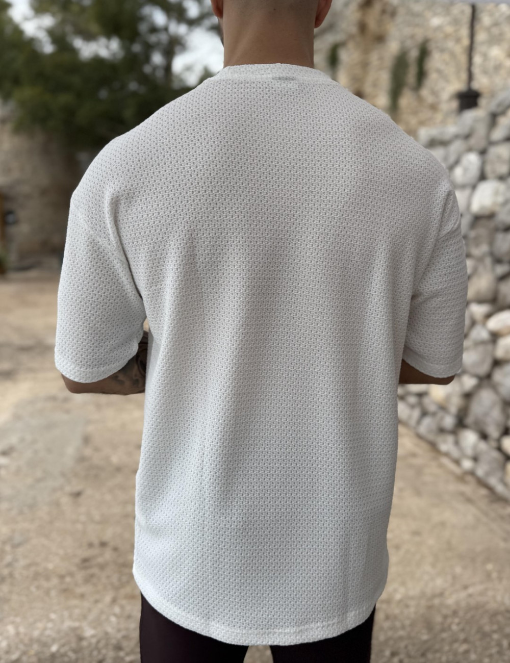 Ανδρικό μονόχρωμο κοντομάνικο μπλουζάκι σε άνετη γραμμή με πλεκτό ύφασμα.