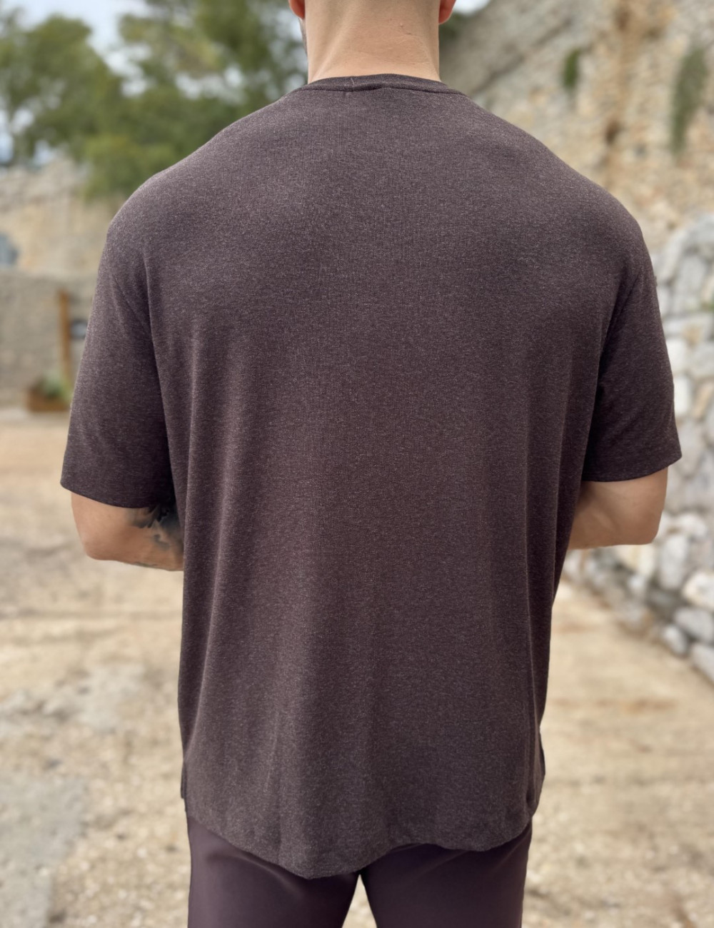 Ανδρικό μονόχρωμο κοντομάνικο μπλουζάκι σε άνετη γραμμή με ελαστικό ύφασμα.