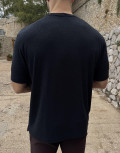 Ανδρικό μονόχρωμο κοντομάνικο μπλουζάκι σε άνετη γραμμή με ελαστικό ύφασμα.