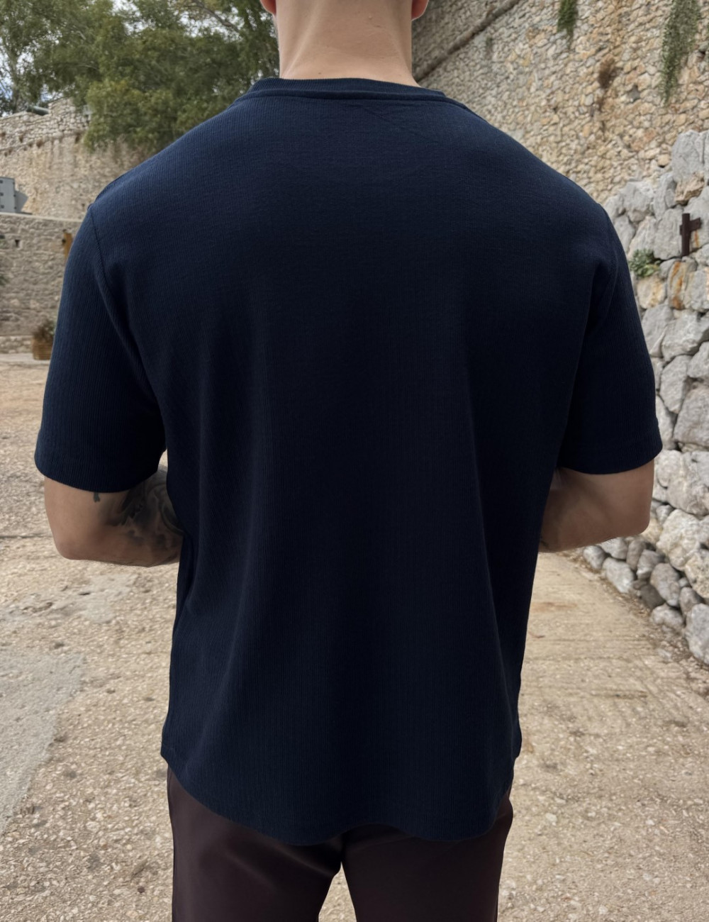 Ανδρική κοντομάνικη μπλούζα της εταιρείας με ανάγλυφο σχέδιο στο στήθος.