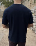Ανδρική κοντομάνικη μπλούζα της εταιρείας με ανάγλυφο σχέδιο στο στήθος.