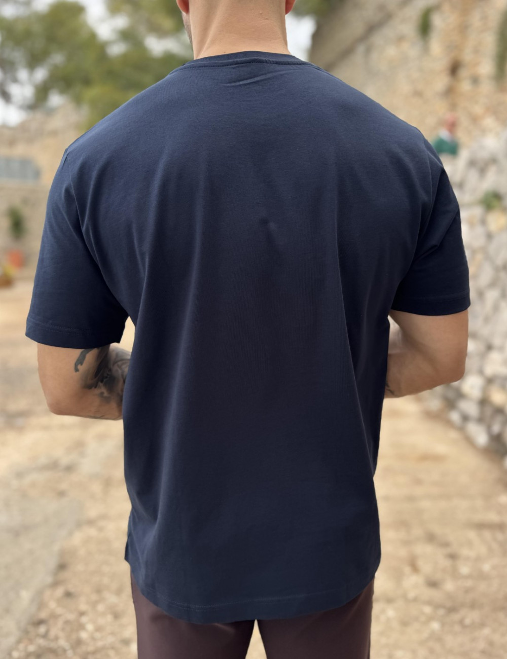 Ανδρικό μονόχρωμο κοντομάνικο μπλουζάκι από βαμβάκι που έχει ανάγλυφο τύπωμα στο στήθος.