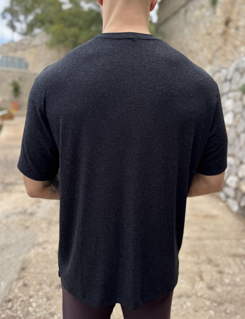 Ανδρικό μονόχρωμο κοντομάνικο μπλουζάκι σε άνετη γραμμή με ελαστικό ύφασμα.