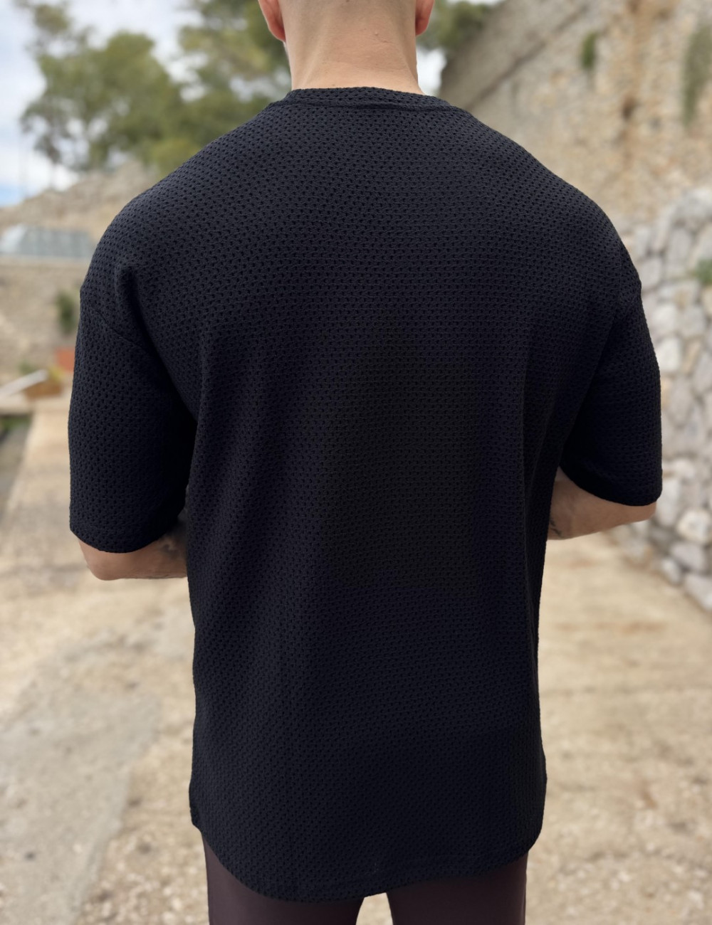 Ανδρικό μονόχρωμο κοντομάνικο μπλουζάκι σε άνετη γραμμή με πλεκτό ύφασμα.