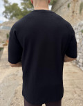 Ανδρικό μονόχρωμο κοντομάνικο μπλουζάκι σε άνετη γραμμή με πλεκτό ύφασμα.