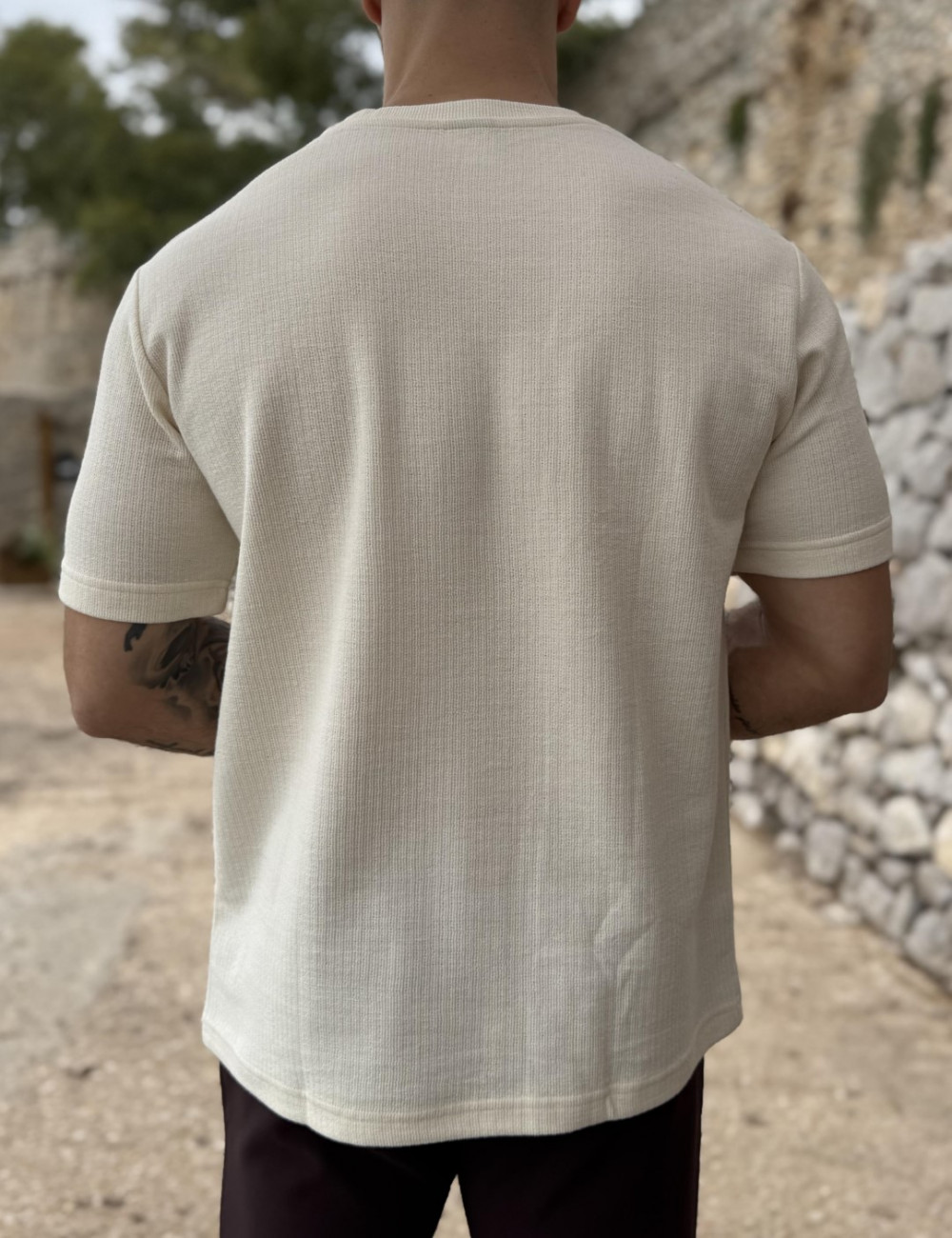 Ανδρική κοντομάνικη μπλούζα της εταιρείας με ανάγλυφο σχέδιο στο στήθος.