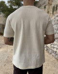 Ανδρική κοντομάνικη μπλούζα της εταιρείας με ανάγλυφο σχέδιο στο στήθος.