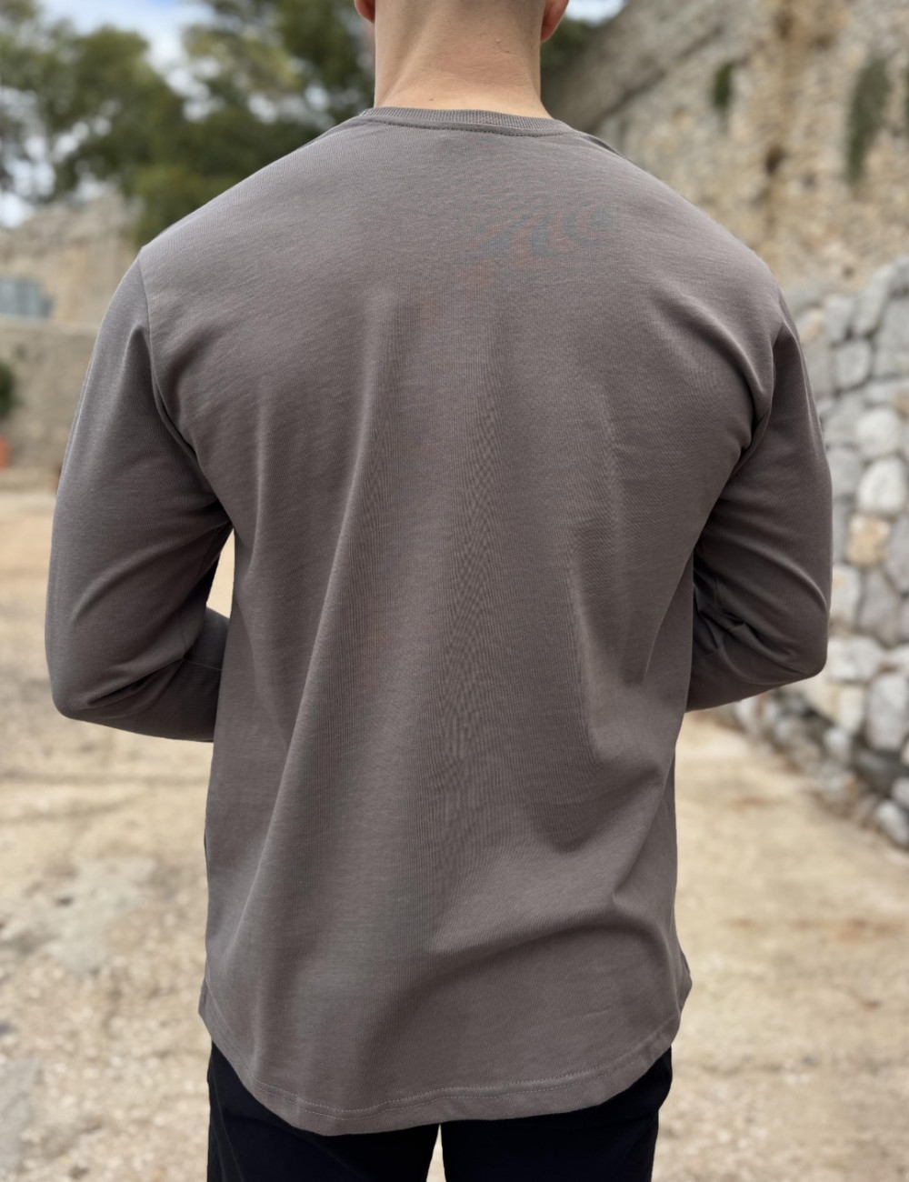 Ανδρική μονόχρωμη μακρυμάνικη μπλούζα.