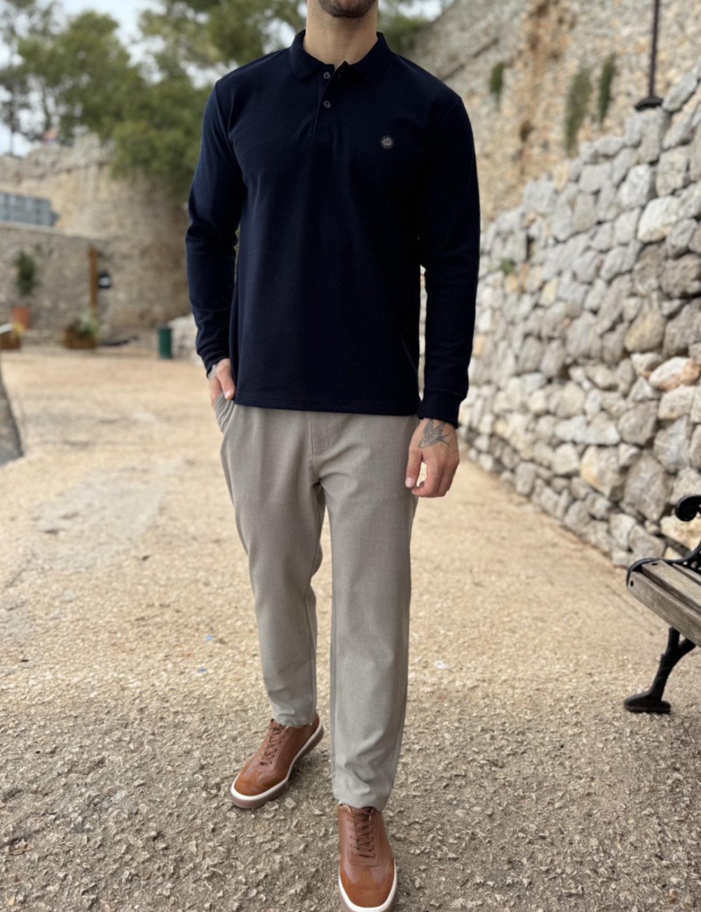 Ανδρική μακρυμάνικη μπλούζα ελληνικής κατασκευής με γιακά.