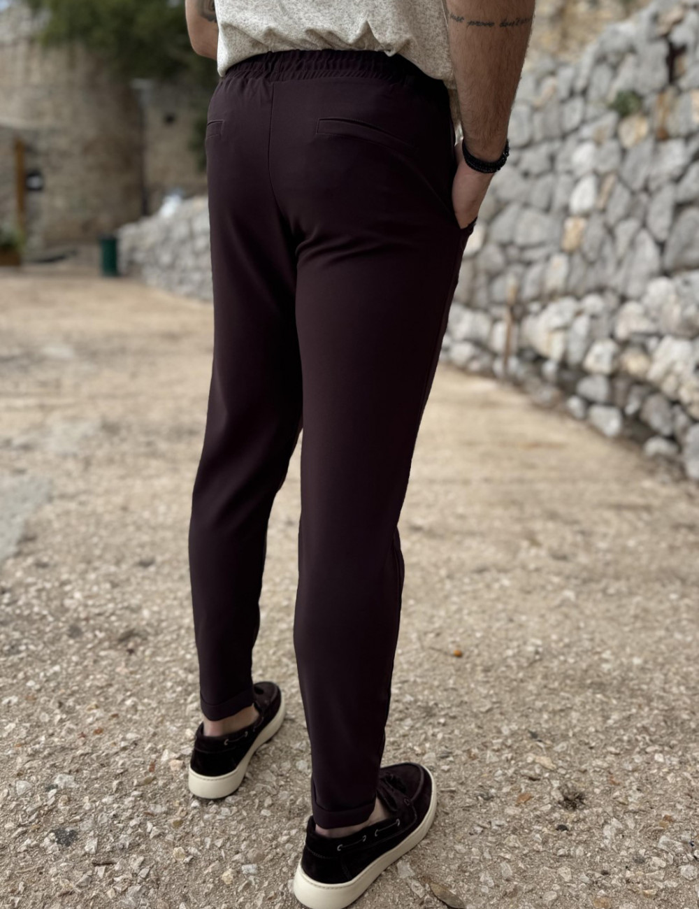 Ανδρικό υφασμάτινο παντελόνι με κορδόνι στη μέση.