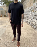 Ανδρικό μονόχρωμο κοντομάνικο μπλουζάκι σε άνετη γραμμή με ελαστικό ύφασμα.