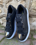 Ανδρικά μονόχρωμα Sneakers κατασκευασμένα από οργανική δερματίνη άριστης ποιότητας.