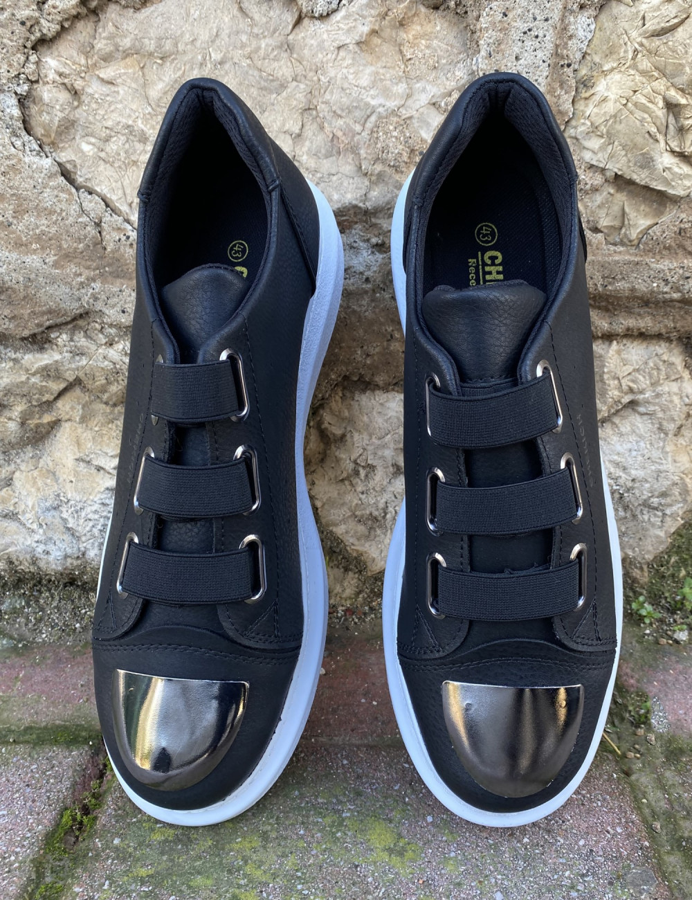 Ανδρικά μονόχρωμα Sneakers κατασκευασμένα από οργανική δερματίνη άριστης ποιότητας.