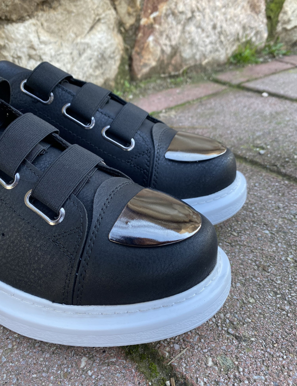 Ανδρικά μονόχρωμα Sneakers κατασκευασμένα από οργανική δερματίνη άριστης ποιότητας.