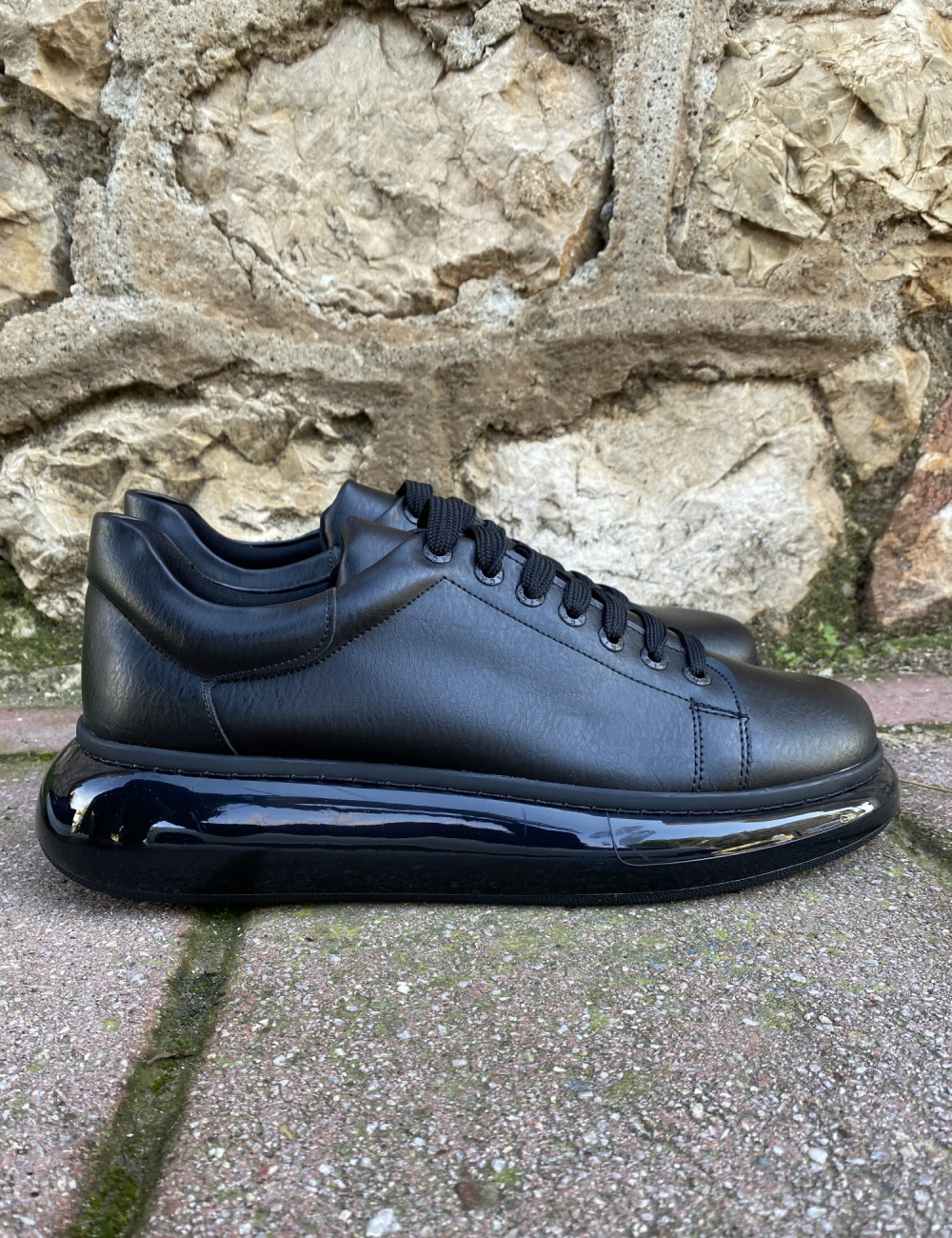 Ανδρικά μαύρα, δίσολα Sneakers με κορδόνια λαστιχένια σόλα.