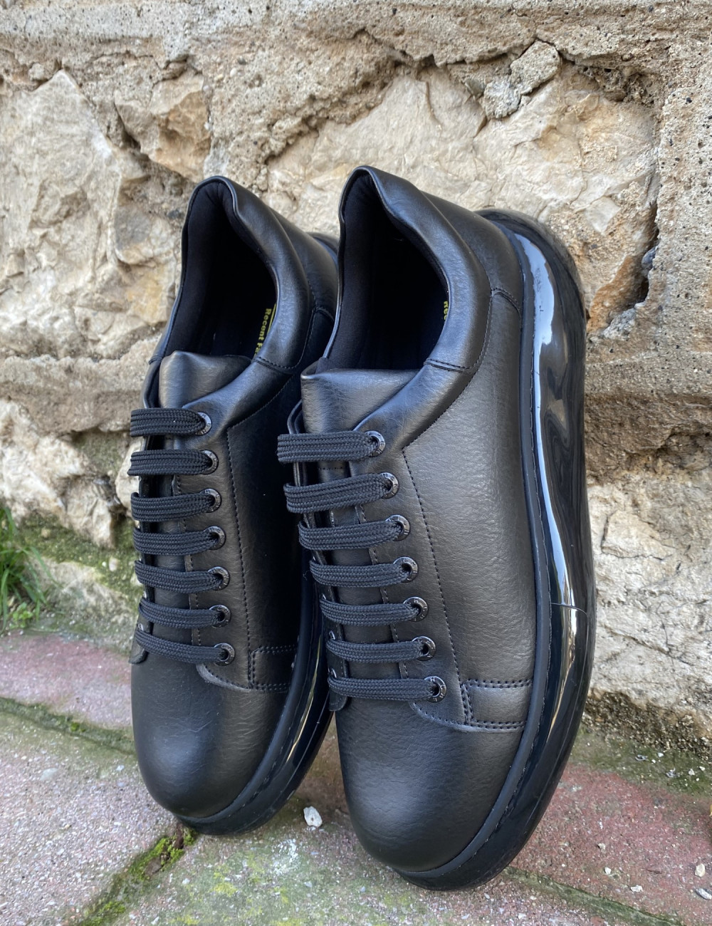 Ανδρικά μαύρα, δίσολα Sneakers με κορδόνια λαστιχένια σόλα.
