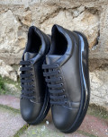 Ανδρικά μαύρα, δίσολα Sneakers με κορδόνια λαστιχένια σόλα.