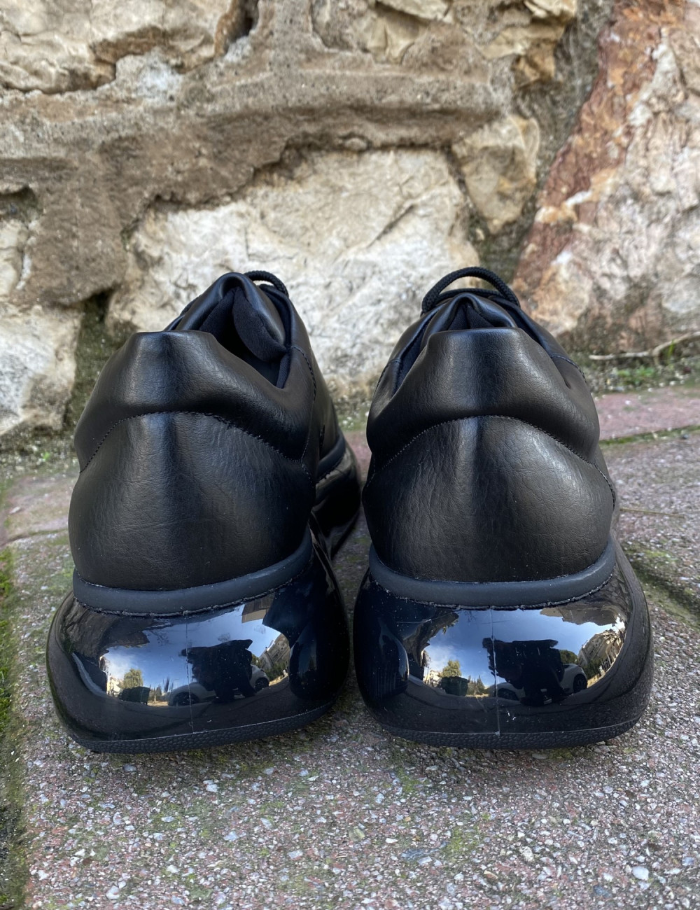 Ανδρικά μαύρα, δίσολα Sneakers με κορδόνια λαστιχένια σόλα.