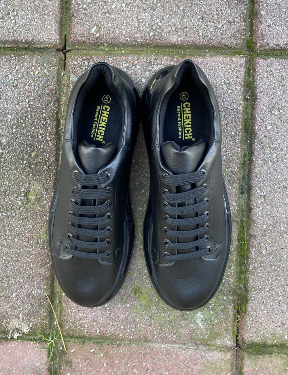Ανδρικά μαύρα, δίσολα Sneakers με κορδόνια λαστιχένια σόλα.