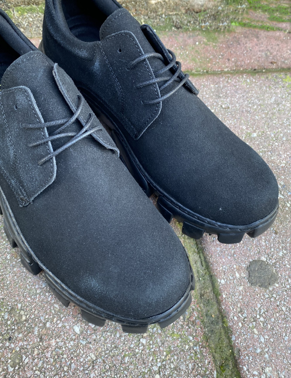 Ανδρικά μονόχρωμα casual παπούτσια κατασκευασμένα από οργανική δερματίνη άριστης ποιότητας με σουέτ όψη.