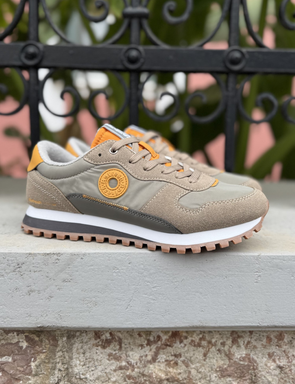 Αθλητικό sneaker μάρκας Refresh.
