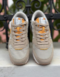 Αθλητικό sneaker μάρκας Refresh.