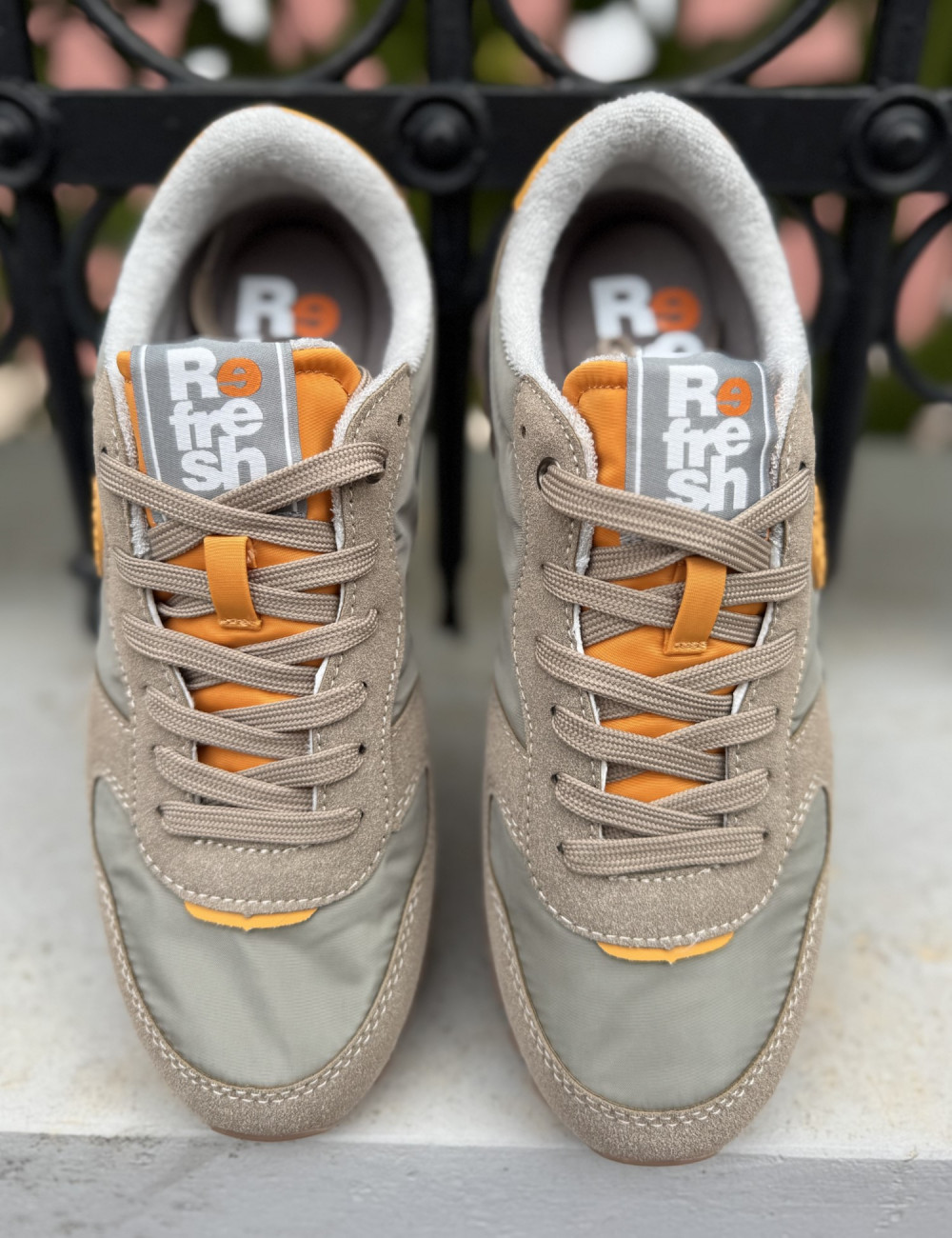 Αθλητικό sneaker μάρκας Refresh.