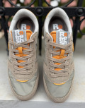 Αθλητικό sneaker μάρκας Refresh.