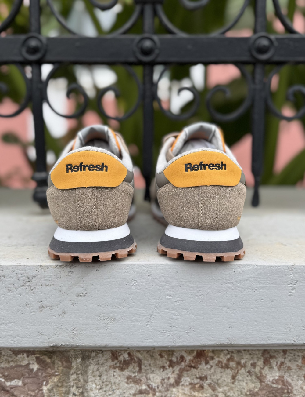Αθλητικό sneaker μάρκας Refresh.