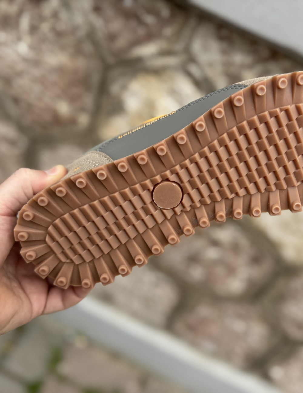 Αθλητικό sneaker μάρκας Refresh.