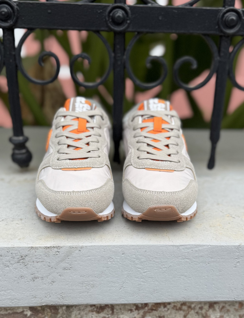 Αθλητικό sneaker μάρκας Refresh.