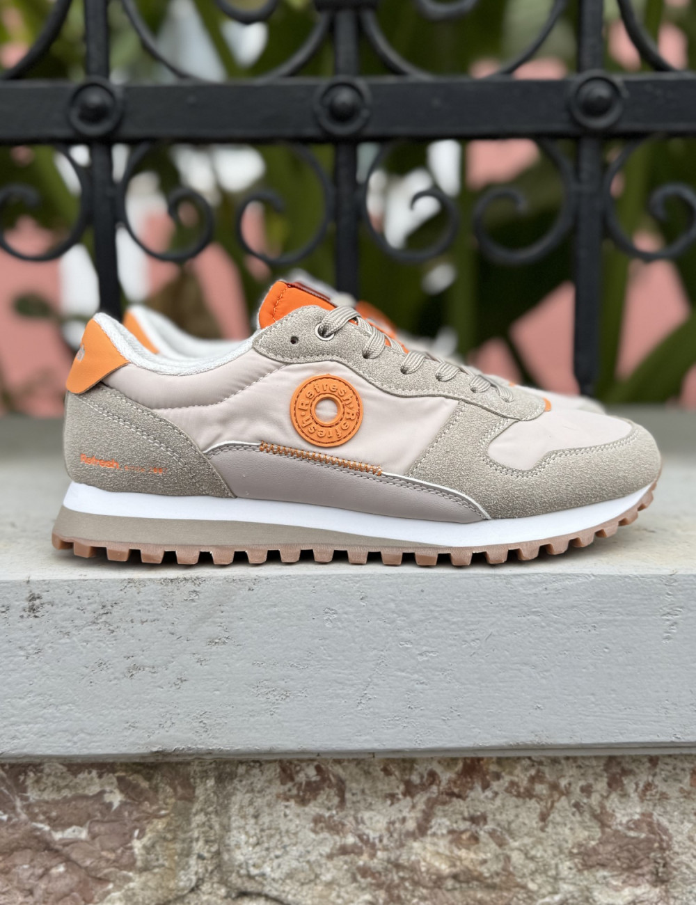 Αθλητικό sneaker μάρκας Refresh.