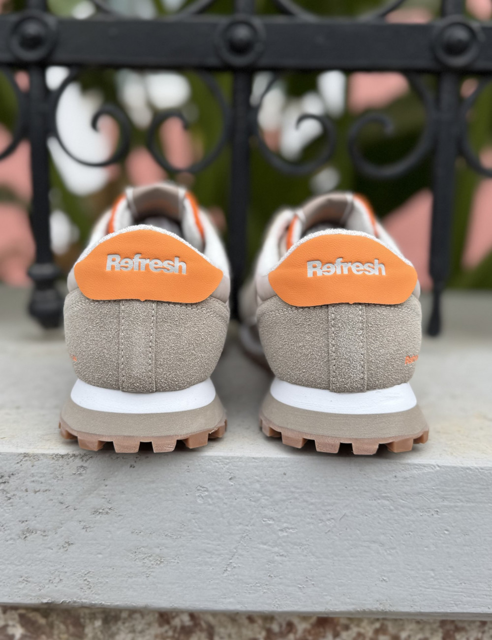 Αθλητικό sneaker μάρκας Refresh.