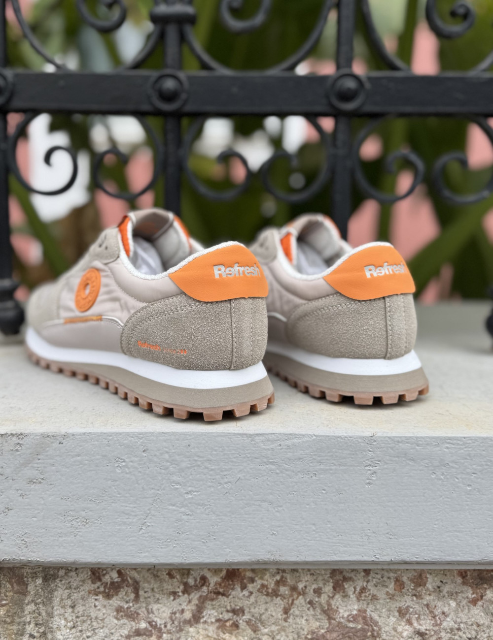 Αθλητικό sneaker μάρκας Refresh.