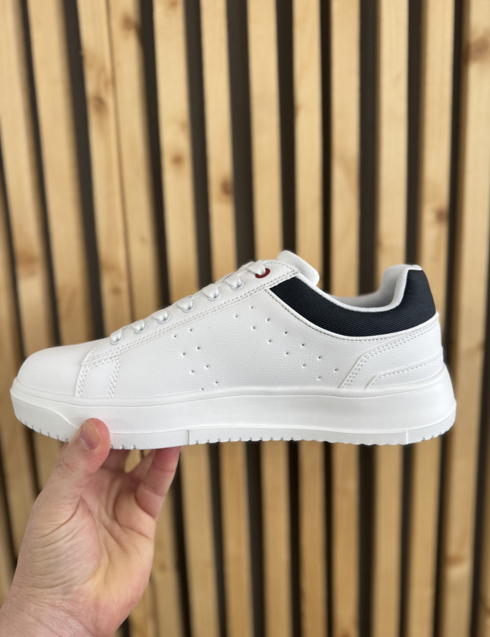  Ανδρικά χαμηλά Casual Sneakers κατασκευασμένα απο δερματίνη  άριστης ποιότητας.
