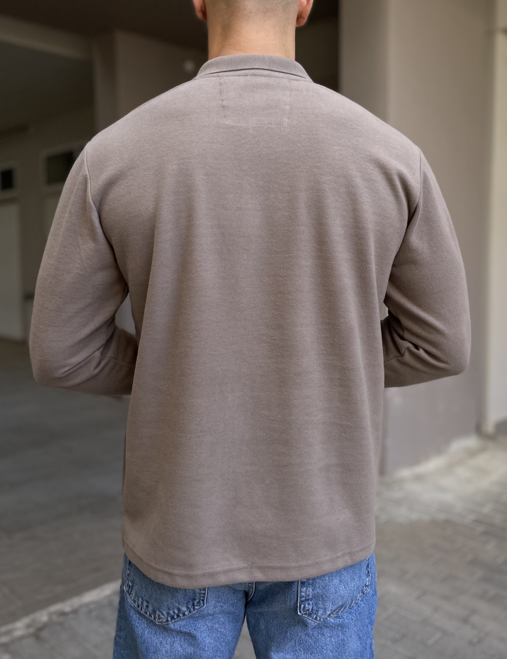 Ανδρική μακρυμάνικη μπλούζα ελληνικής κατασκευής με γιακά.