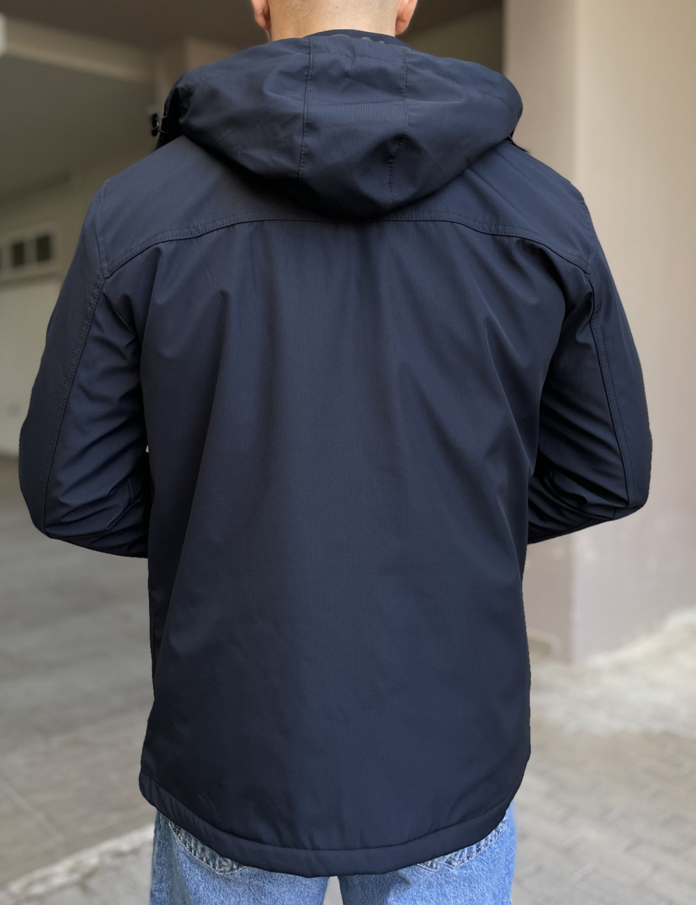 Ανδρικό μπουφάν, με ίσιο τελείωμα και τσέπες.