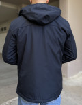 Ανδρικό μπουφάν, με ίσιο τελείωμα και τσέπες.